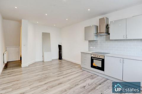 3 bedroom detached house to rent, Norman Avenue, Nuneaton