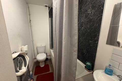 2 bedroom flat to rent, City Road, Cardiff CF24