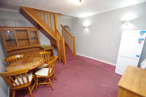 2 bedroom terraced house to rent, Fearnley Street, WD18, Watford, WD18