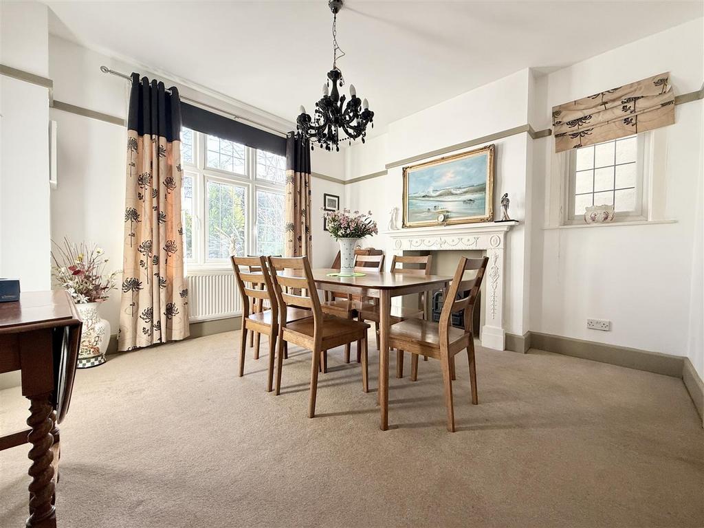 Dining Room/Snug Lounge