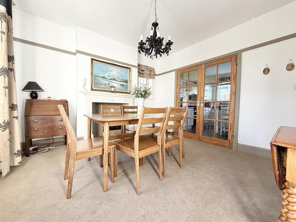 Dining Room/Snug Lounge