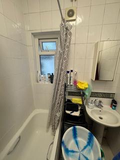 2 bedroom flat to rent, Green Lanes, London, N4 Area