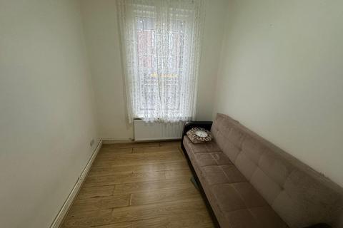 2 bedroom flat to rent, Green Lanes, London, N4 Area