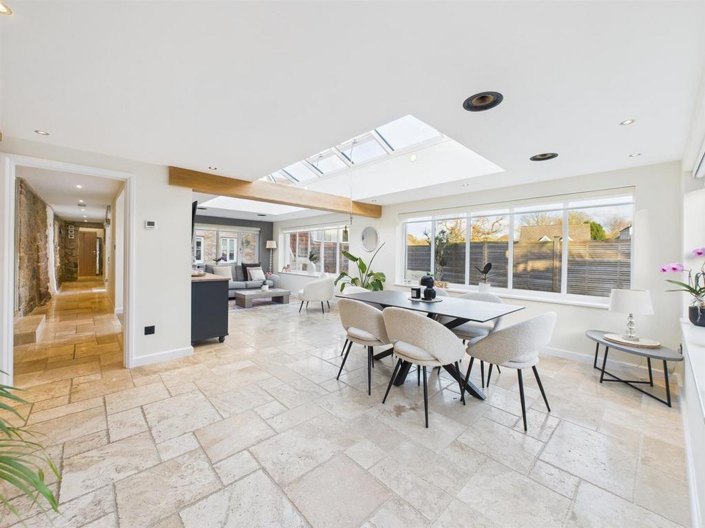 CAM04392 G0-PR0162-STILL018.jpg