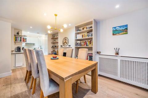 2 bedroom flat for sale, Earls Court Road, London SW5