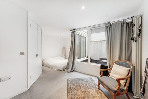 2 bedroom flat to rent, Queen's Gate Place Mews, London