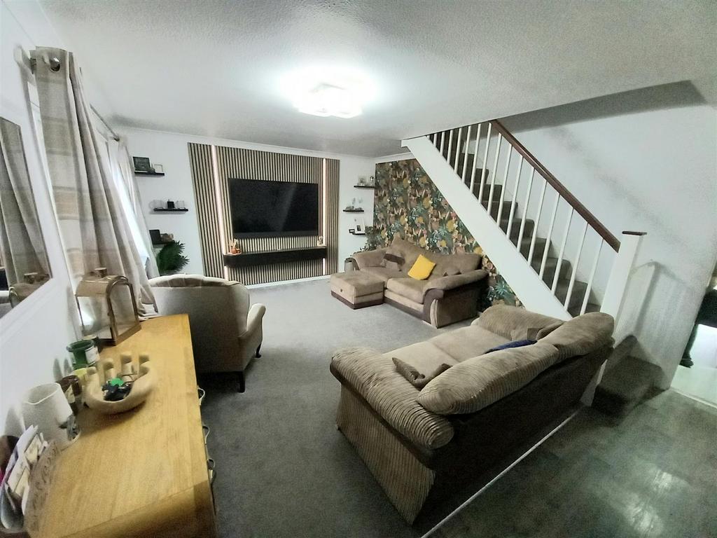60 Oaklands Lounge.jpg