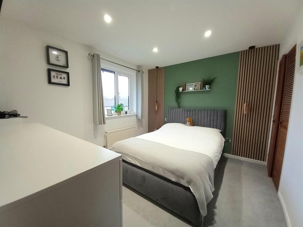 60 Oaklands Bed 1.jpg