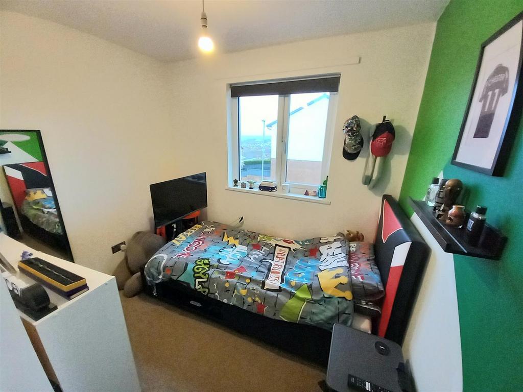 60 Oaklands Bed 3.jpg