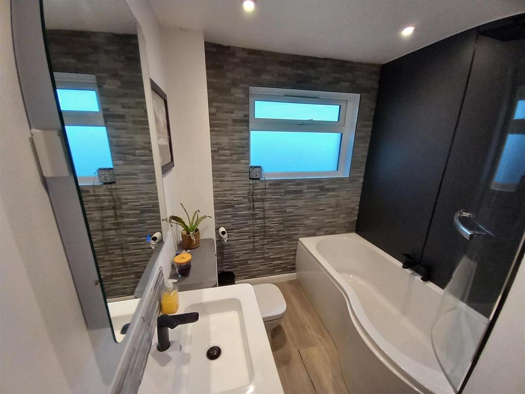 60 Oaklands Bathroom.jpg