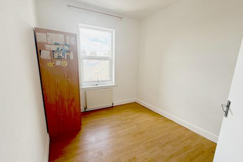 2 bedroom flat to rent, Bowes Road, London N13