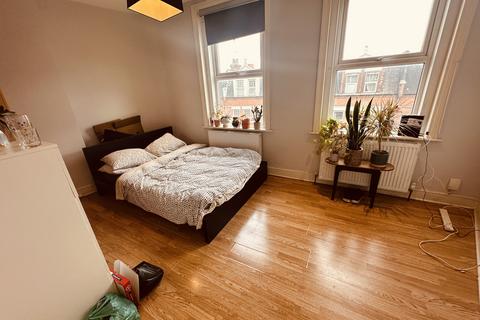 3 bedroom maisonette to rent, Tottenham Lane, London N8