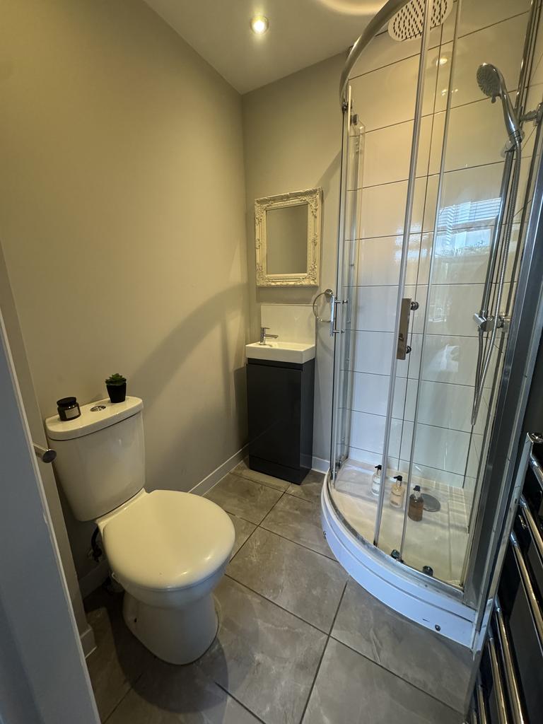 En Suite of similar size and layout