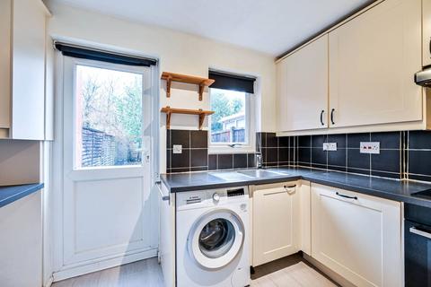 2 bedroom house to rent, Hedgerley Court, Goldsworth Park, Woking, GU21