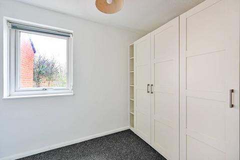 2 bedroom house to rent, Hedgerley Court, Goldsworth Park, Woking, GU21
