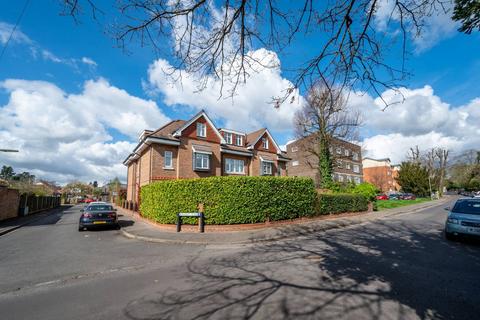 2 bedroom flat to rent, Addlestone Park, Addlestone, KT15