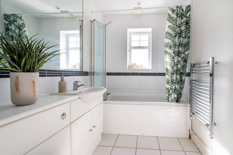 2 bedroom flat to rent, Addlestone Park, Addlestone, KT15