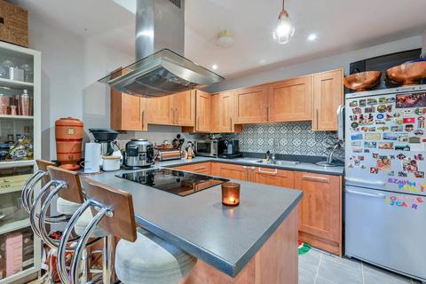 2 bedroom flat to rent, Stratford Court, Woking, GU21