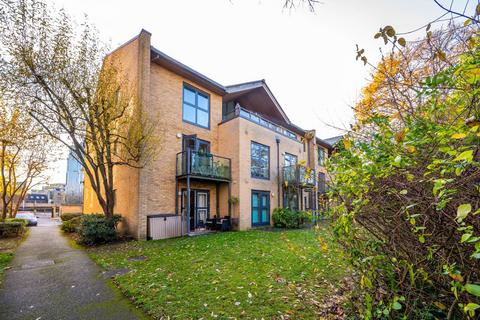 2 bedroom flat to rent, Stratford Court, Woking, GU21