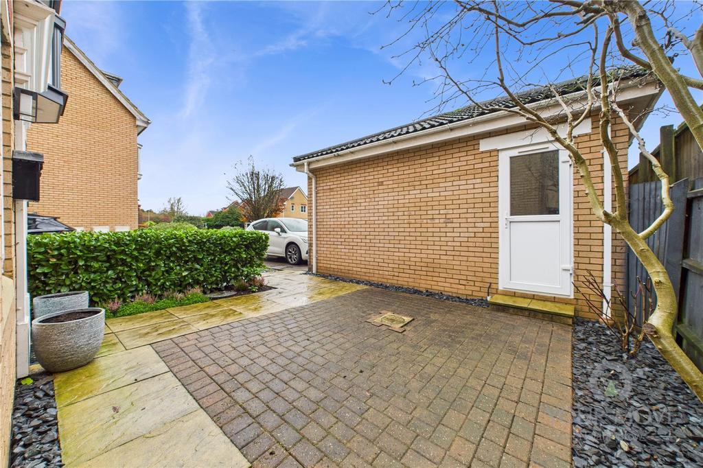 Front Garden/Garage