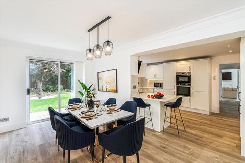 5 bedroom detached house to rent, St. Andrews Gardens, Cobham, Surrey, KT11