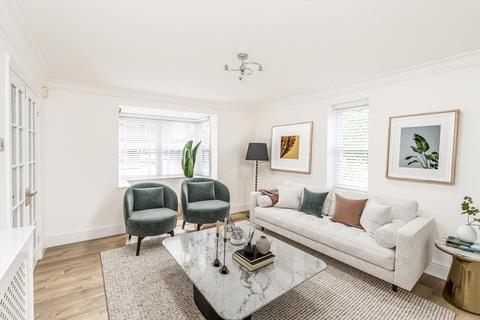 5 bedroom detached house to rent, St. Andrews Gardens, Cobham, Surrey, KT11