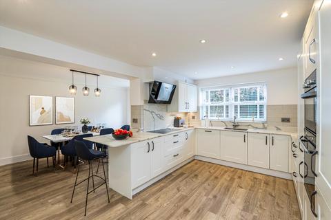 5 bedroom detached house to rent, St. Andrews Gardens, Cobham, Surrey, KT11