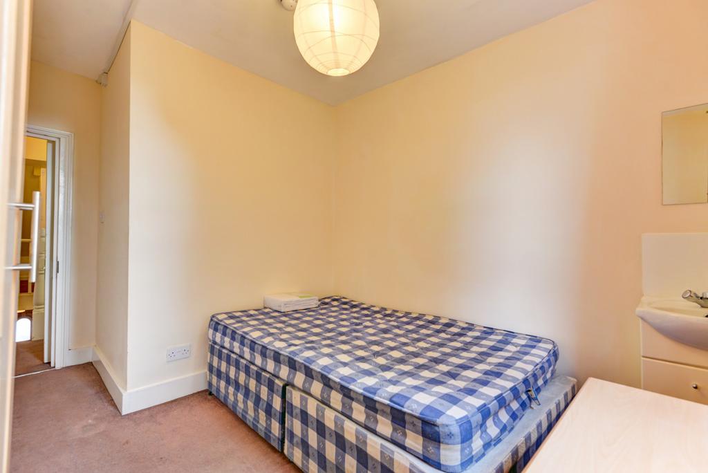 A well-maintained double bedroom featuring a co...