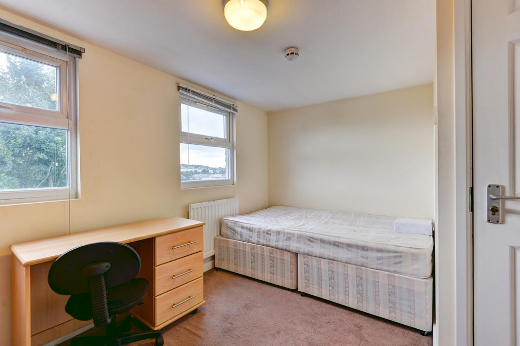 A bright and tidy single bedroom equipped with ...