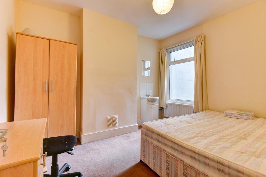 A cozy, well-maintained single bedroom with nat...