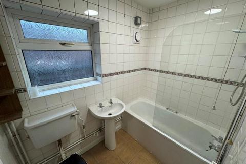 3 bedroom terraced house to rent, Mountcastle Road, Leicester LE3
