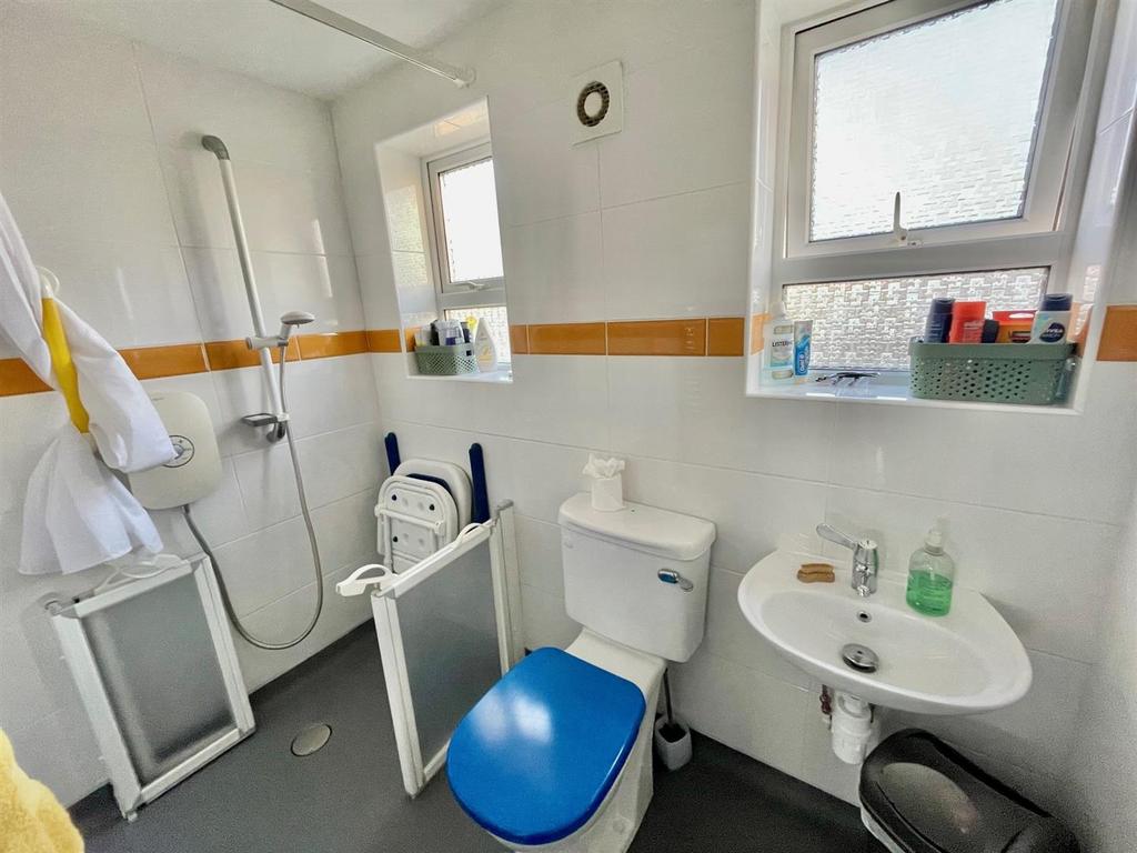 8 Ashwood Road Bathroom.jpg