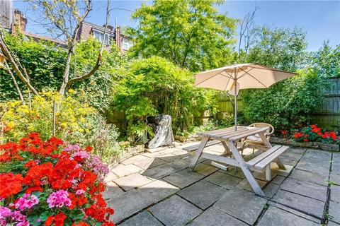 2 bedroom flat to rent, Castelnau Gardens, London SW13