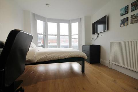 Studio to rent, The Bruce Building, City Centre