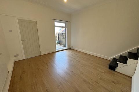 3 bedroom terraced house to rent, Bulkington Road, Warwickshire CV12