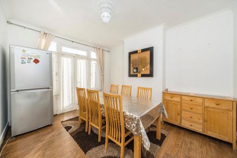 5 bedroom end of terrace house to rent, Oaklands Avenue, Thornton Heath