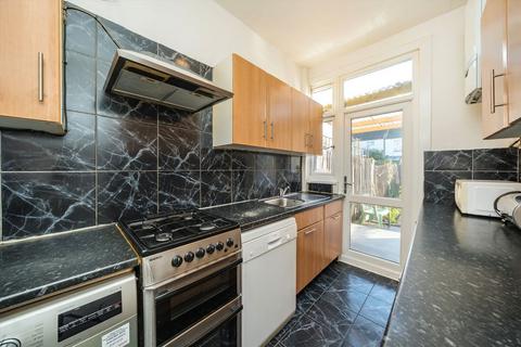 5 bedroom end of terrace house to rent, Oaklands Avenue, Thornton Heath