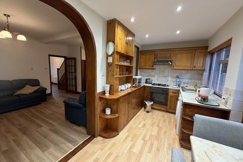 3 bedroom semi-detached house to rent, Meadowbank Road