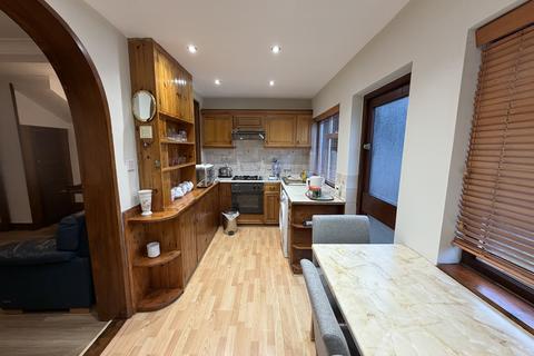 3 bedroom semi-detached house to rent, Meadowbank Road
