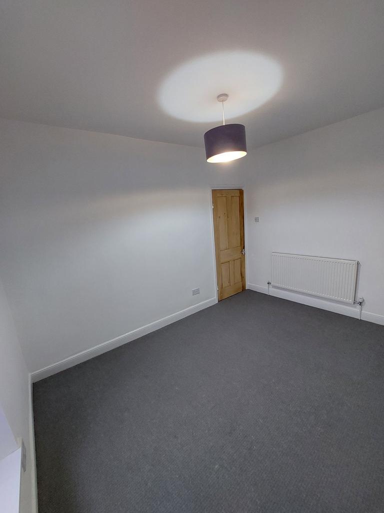 Bright, freshly redecorated double bedroom with...