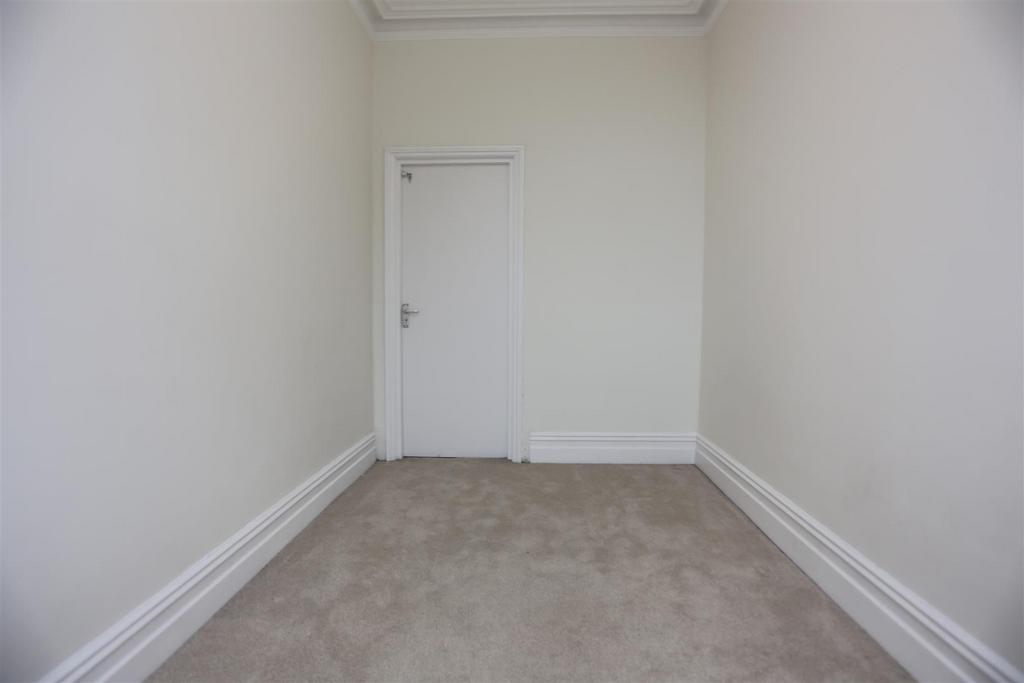 3, 8 Cromwell Rd bed 2 (2).JPG
