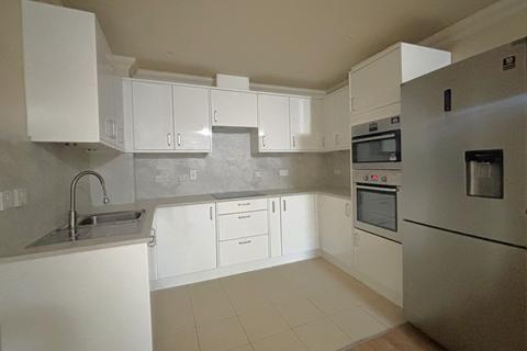 2 bedroom apartment to rent, Holly Lodge, Woking GU22