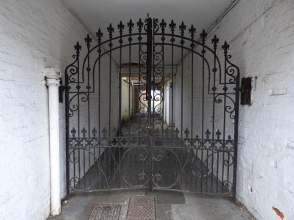 Gate