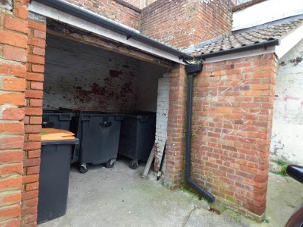 Bin store