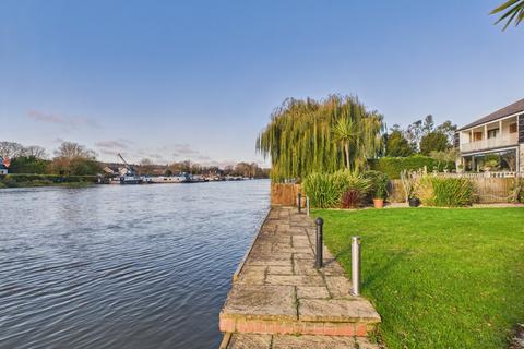 4 bedroom detached house to rent, Hythe End Road, Wraysbury, Staines-upon-Thames, Berkshire, TW19