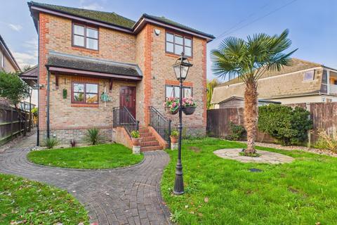 4 bedroom detached house to rent, Hythe End Road, Wraysbury, Staines-upon-Thames, Berkshire, TW19