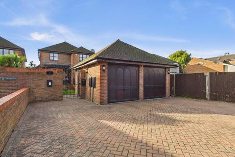 4 bedroom detached house to rent, Hythe End Road, Wraysbury, Staines-upon-Thames, Berkshire, TW19