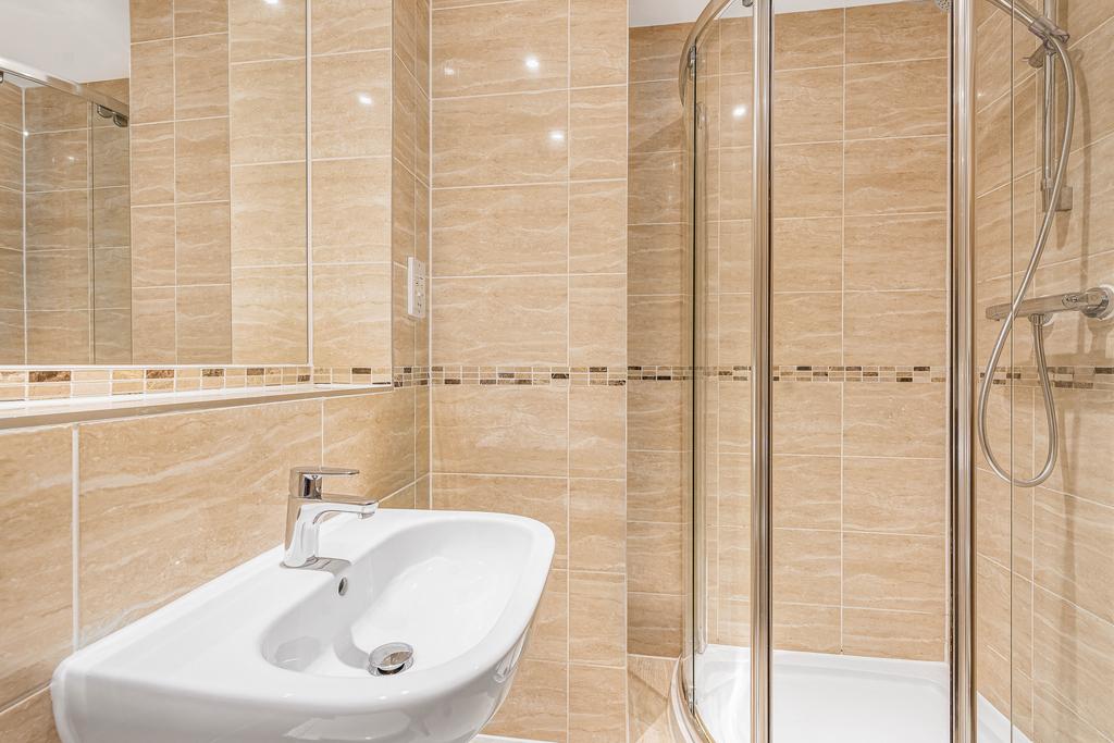 5 En Suite.JPG