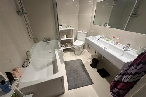 2 bedroom flat to rent, Queen Square, Bath, BA1