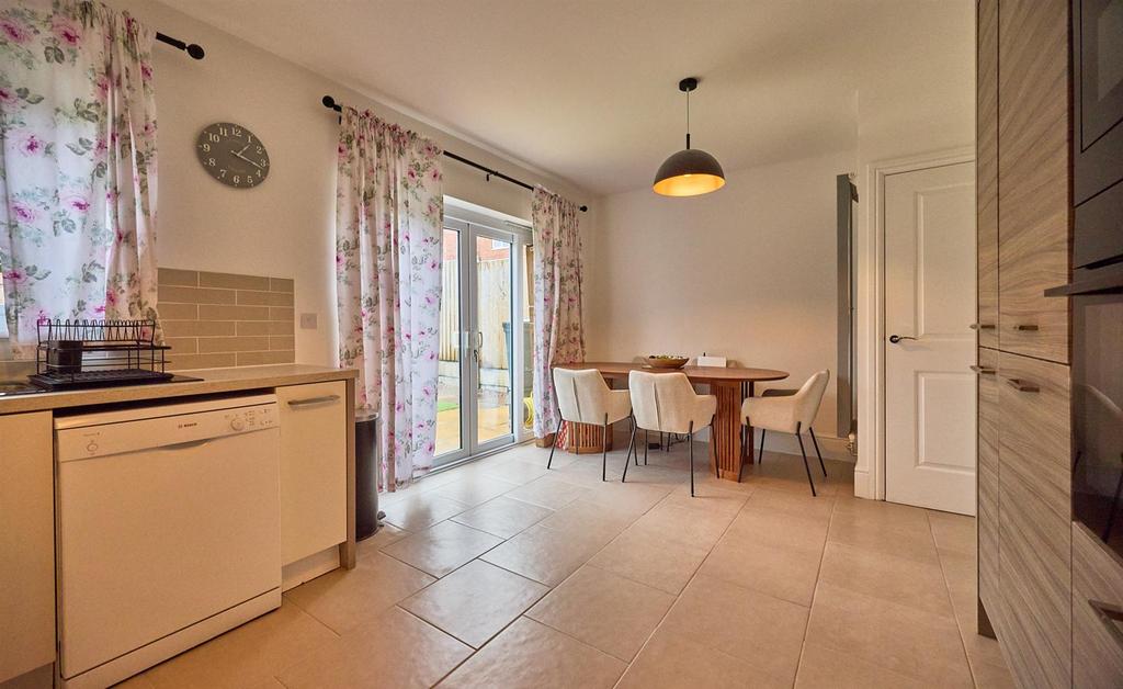 Fitted dining/kitchen to rear